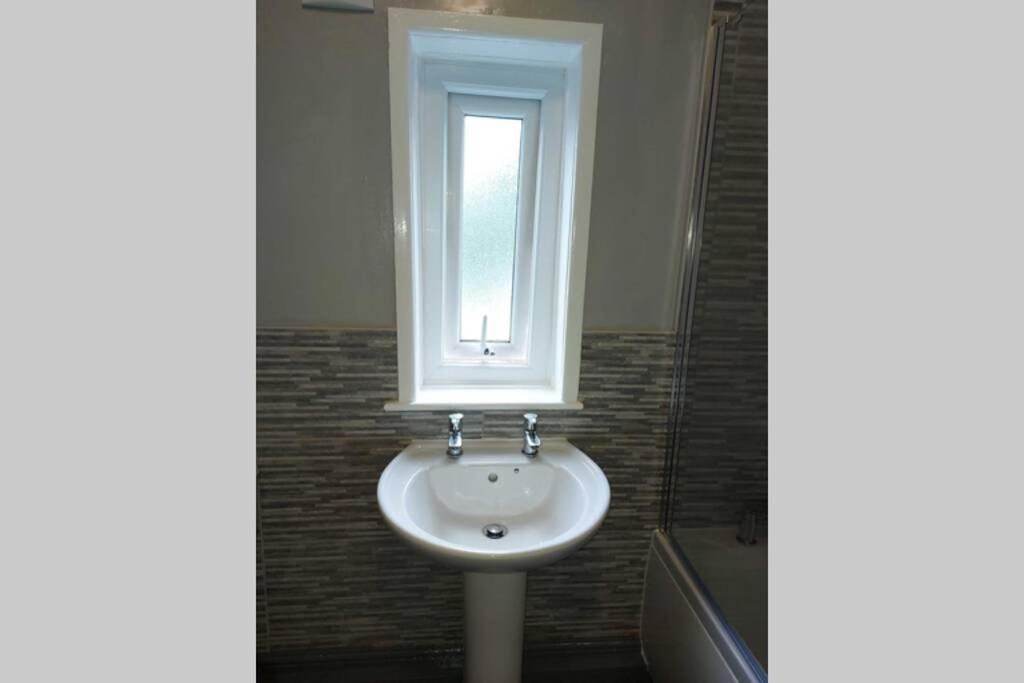 Lovely 2 Bedroomed Flat In The Centre Of Longton Apartment *